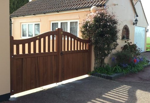 Knightsbridge wooden driveway gates