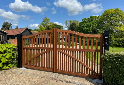 Knightsbridge wooden driveway gates